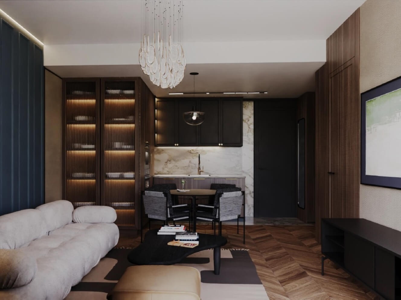 Nowoczesny salon i kuchnia z ciemnymi drewnianymi akcentami i eleganckim designem. Posiada pluszową beżową sofę, geometryczny dywan, elegancki żyrandol, stół jadalny i wbudowane półki z delikatnym oświetleniem. Marmurowy backsplash podkreśla kompaktową przestrzeń kuchenną.